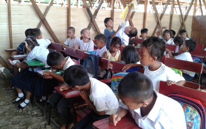 <p>Children attending classes inside a makehift classroom in the city's northern village. <em>(PNA file photo)</em></p>